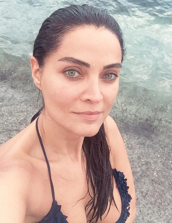 Ünlü oyuncu herkesi şaşırttı! Buz gibi havada denize girdi - Resim: 4