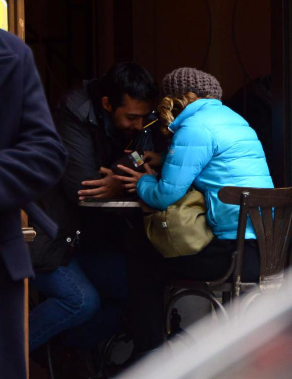 10 yaş küçük sevgilisiyle dudak dudağa! - Resim: 3