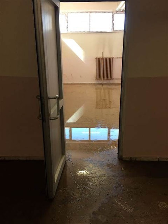 Okulda görülmemiş skandal! Dışarda fuhuş içerde... - Resim: 1