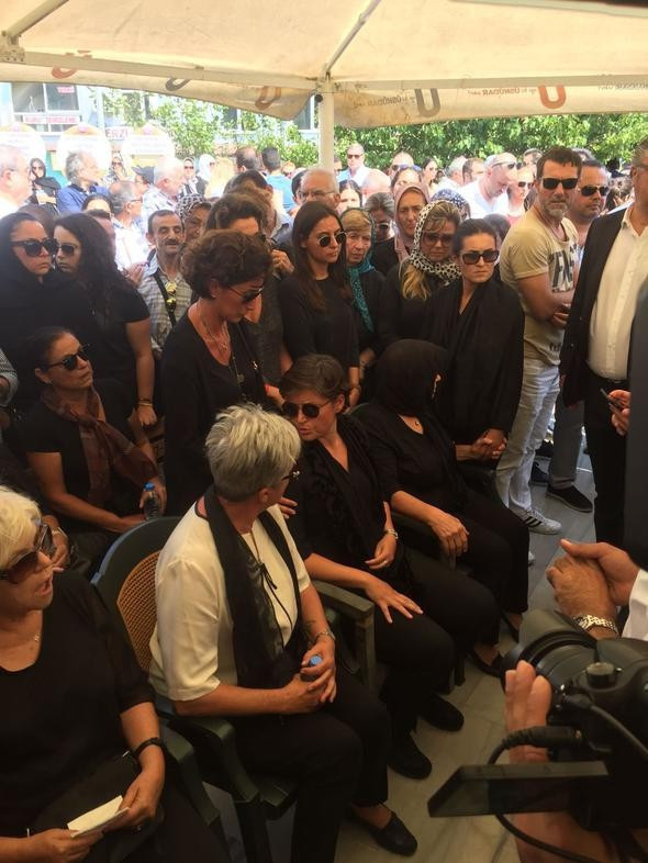 İpek Tanrıyar, Vatan Şaşmaz'ın cenazesinde hüngür hüngür ağladı - Resim: 4