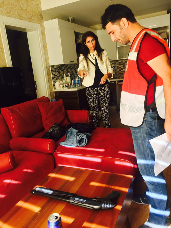 Caner'in evinden çıkanlara bakın kendine makyaj yapıp... - Resim: 3