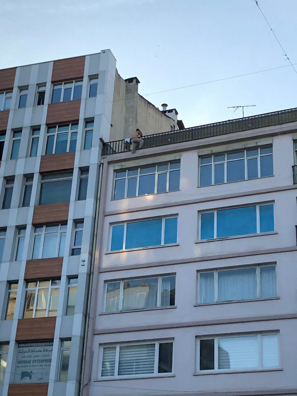 Şişli'yi felç eden intihar girişimi! 5 katlı binanın çatısında... - Resim: 1