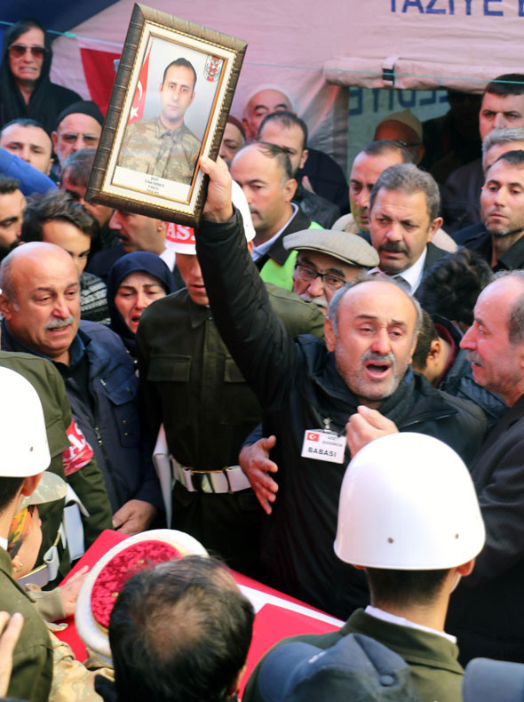 Türkiye şehitlerini uğurluyor! İşte benim aslanım... - Resim: 3