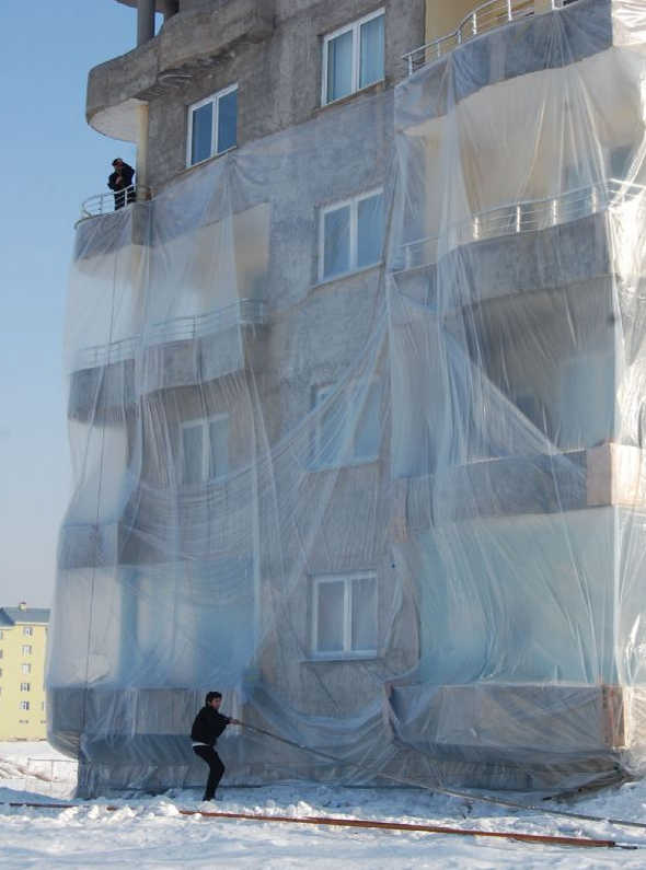 Soğuktan korunmak için apartmanı paketledi - Resim: 3