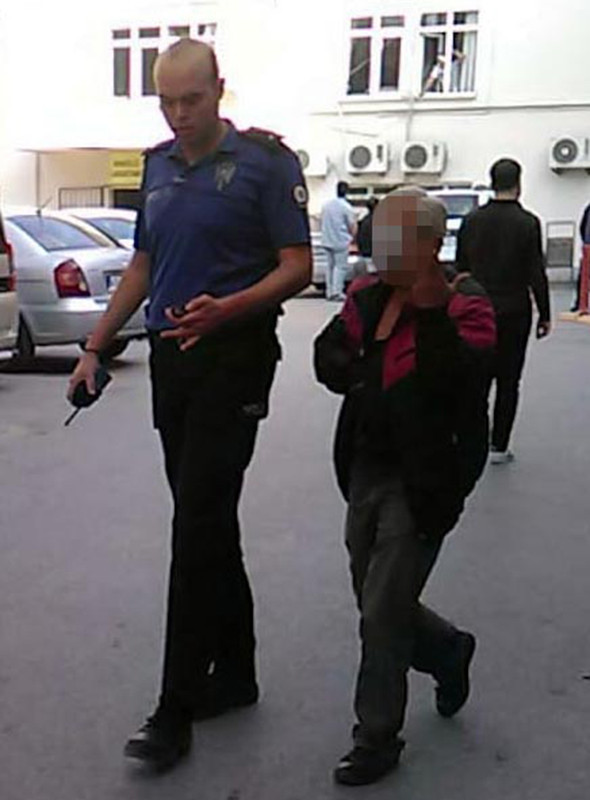 Hareketli anlar: Tacizciyi linçten polis kurtardı! - Resim: 4