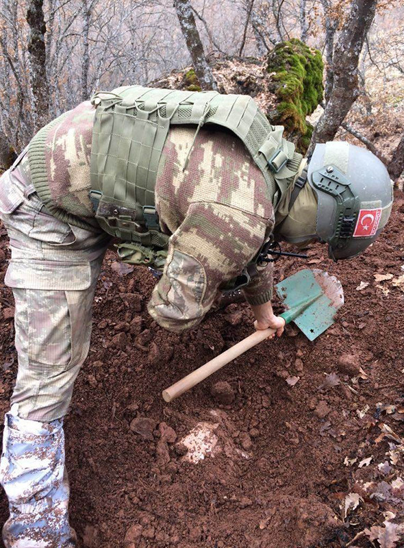 PKK'ya darbe: Sığınak ve mühimmatları imha edildi! - Resim: 4