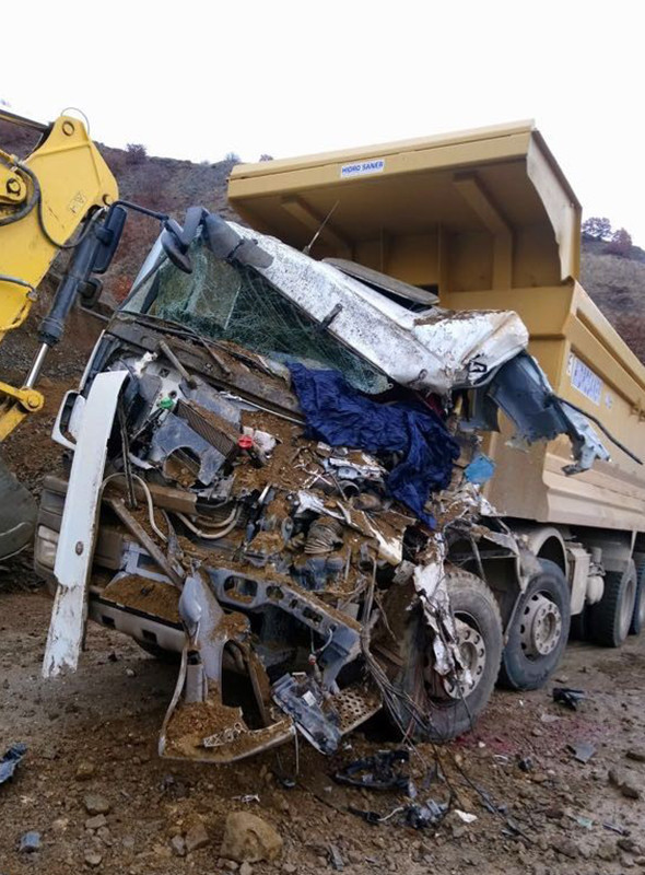 Korkunç kaza: Kamyon diğer kamyonun üzerine düştü! - Resim: 2