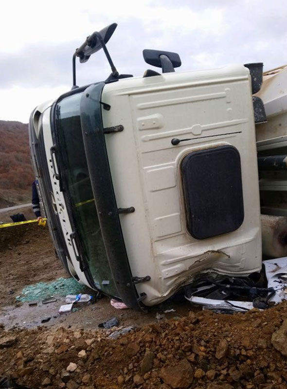 Korkunç kaza: Kamyon diğer kamyonun üzerine düştü! - Resim: 3