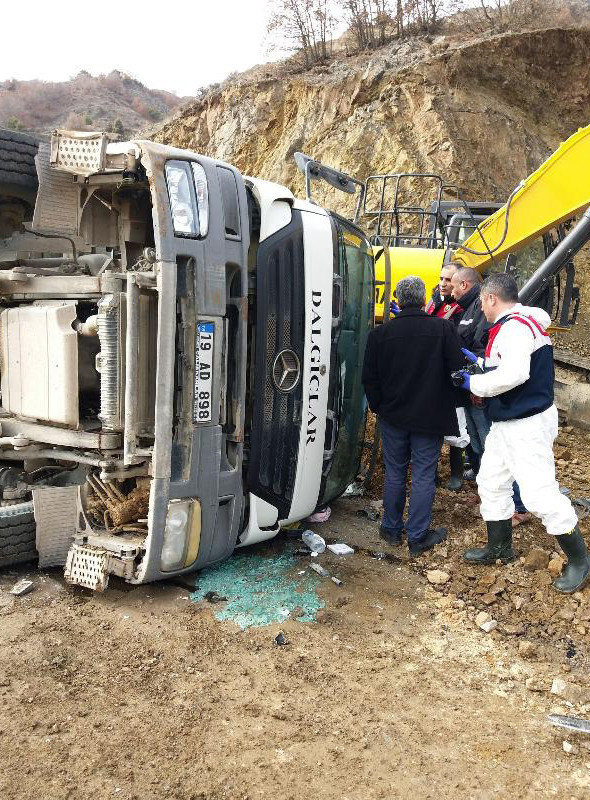 Korkunç kaza: Kamyon diğer kamyonun üzerine düştü! - Resim: 4