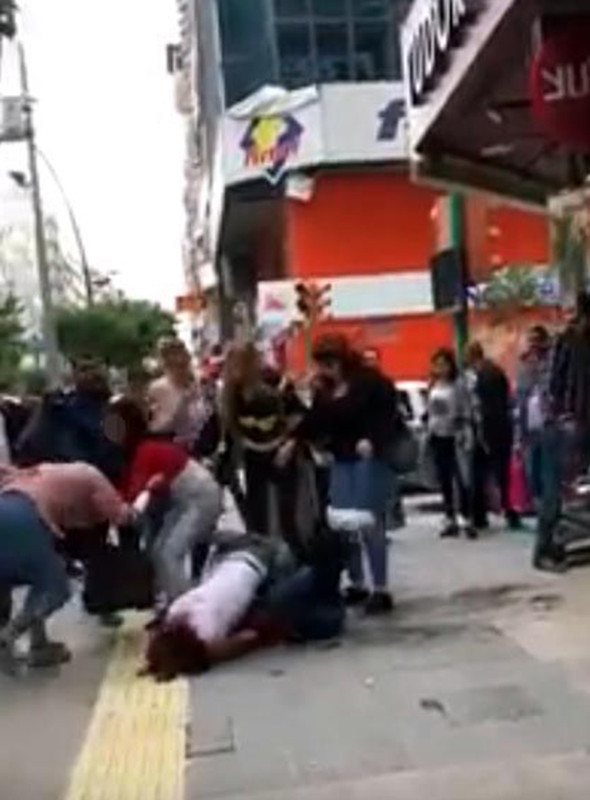 Genç kızların cadde ortasında akıl almaz kavgası! - Resim: 3