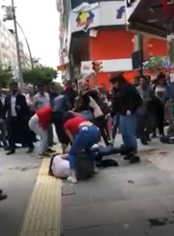 Genç kızların cadde ortasında akıl almaz kavgası! - Resim: 4