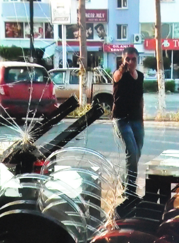 Eski sevgilisinin çalıştığı barda dehşet saçtı! - Resim: 1