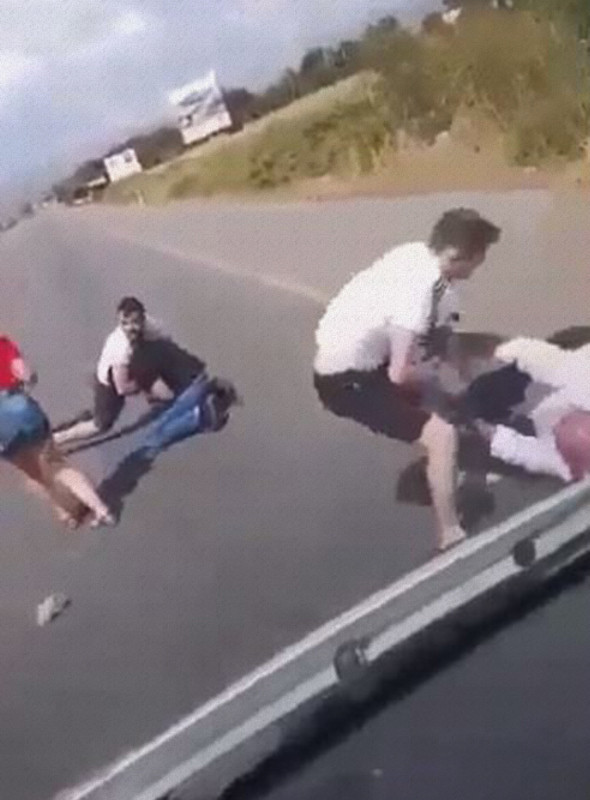 Kaza sonrası maganda dehşeti! Baba-oğlu dakikalarca... - Resim: 2