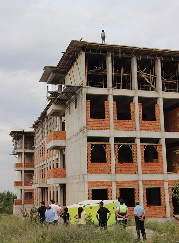 Genç kızın intihar girişimini çekirdek çitleyerek izlediler! - Resim: 1