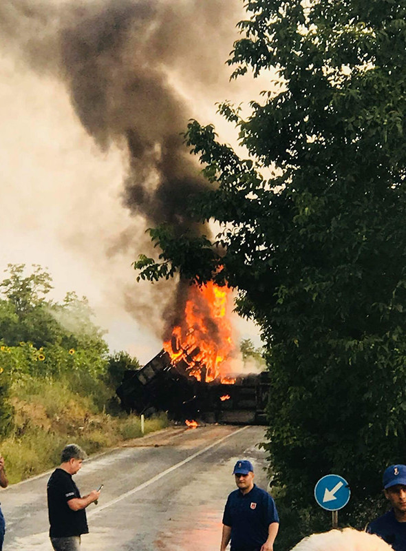 TIR devrilerek yandı: Müdahaleye giden itfaiye kaza yaptı! - Resim: 2