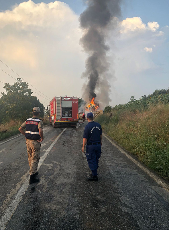TIR devrilerek yandı: Müdahaleye giden itfaiye kaza yaptı! - Resim: 3