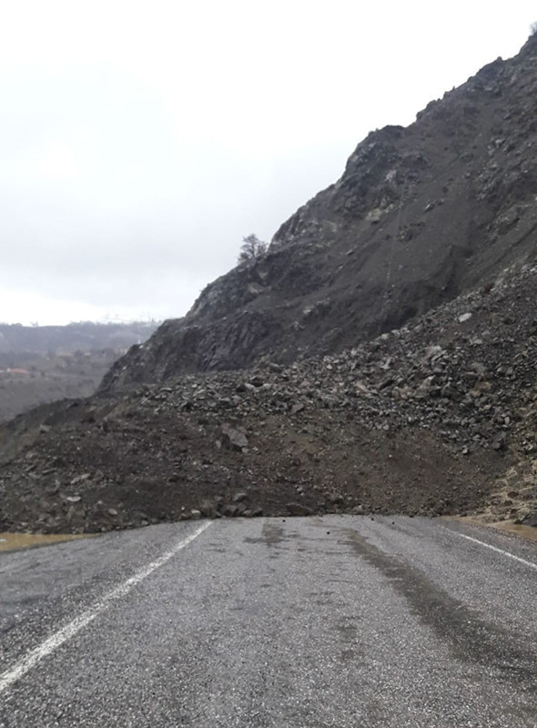 Adıyaman'da kara yolu kapandı: Heyelan aracı yuttu! - Resim: 4