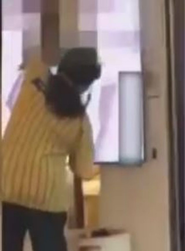 Mağazadaki porno yayınına havluyla önlem! - Resim: 4