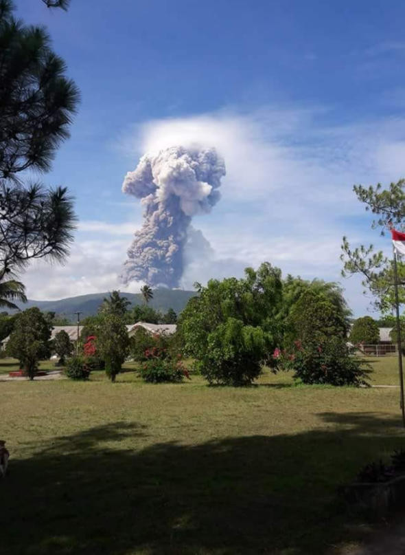 Deprem ve tsunami ile sarsılan Endonezya'da yanardağ patladı!  - Resim: 3