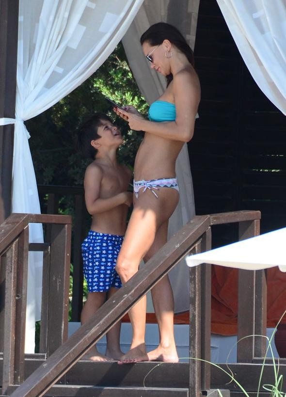 Ebru Şallı'nın elinden telefon düşmedi - Resim: 2