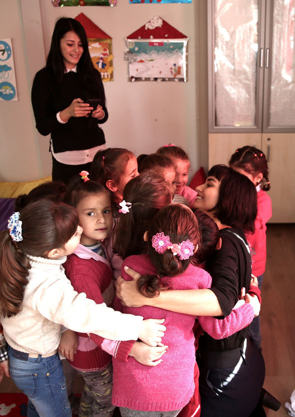 Tuba Büyüküstün mülteci çocuklarla çocuk oldu - Resim: 4