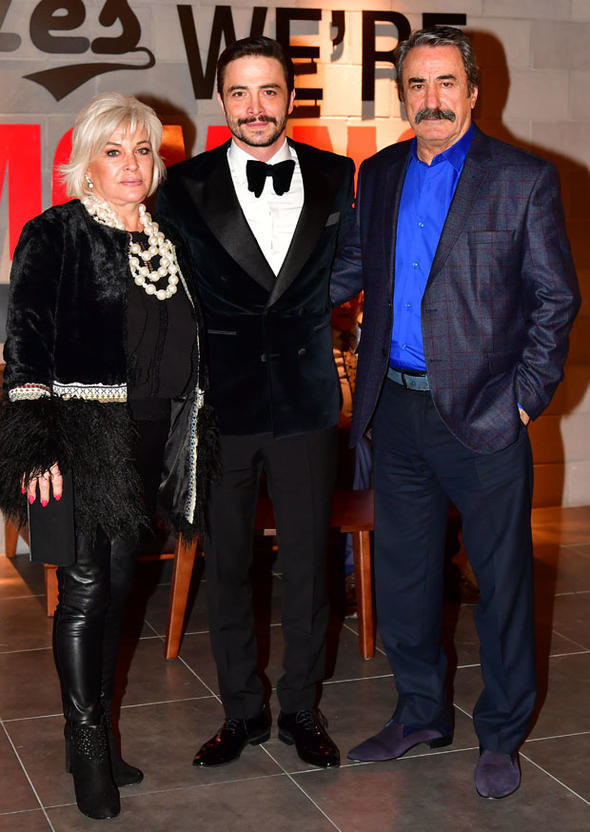 Saadet Işıl Aksoy Ailecek Şaşkınız filminin galasına damga vurdu - Resim: 3