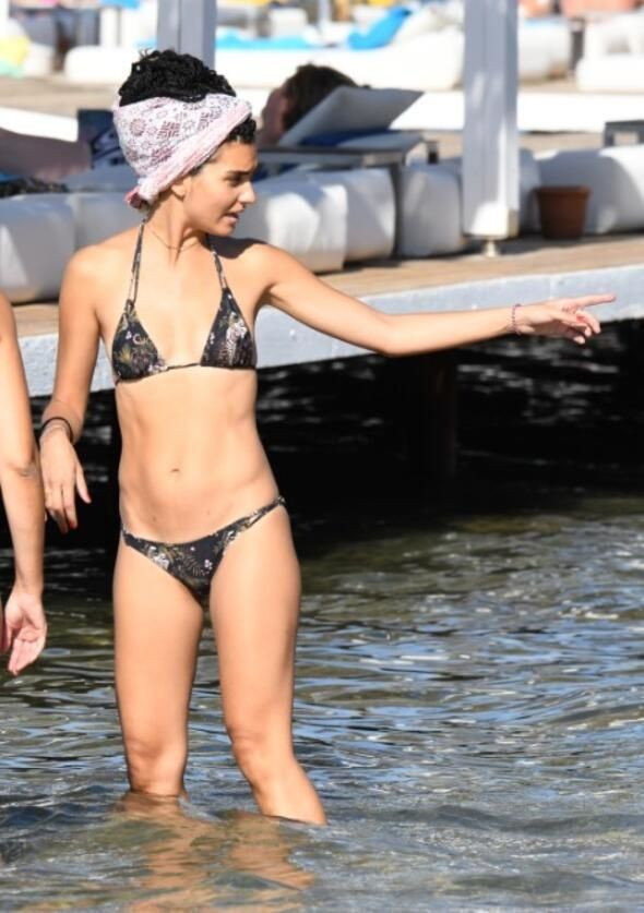 Tuba Büyüküstün Bodrum'u bikinisiyle salladı! Fit vücuduyla beğeni topladı - Resim: 4