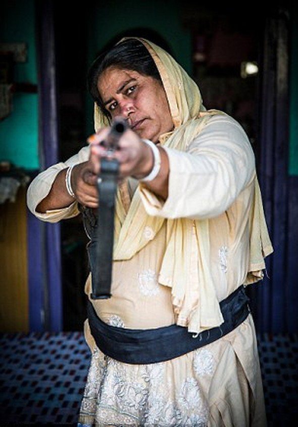 Tüfeğiyle tecavüzcülere engel oluyor kadınların umudu oldu - Resim: 3