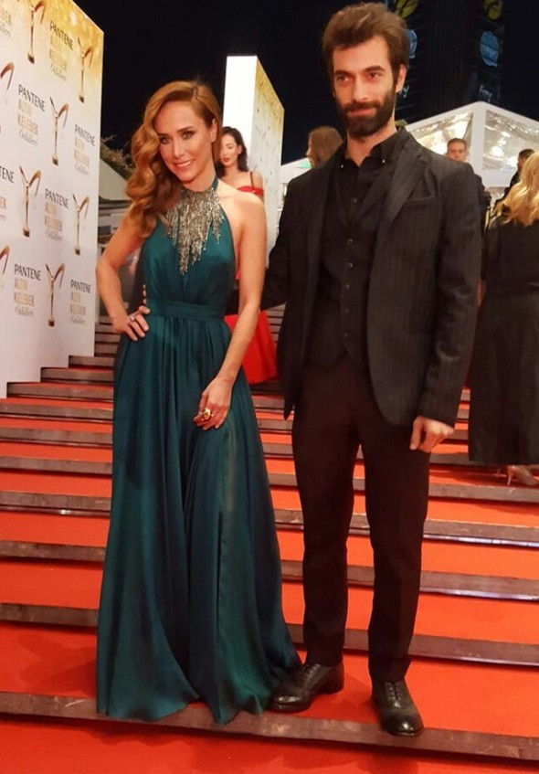 Altın Kelebek gecesi şıklık yarışı İrem Derici'ye dikkat! - Resim: 2