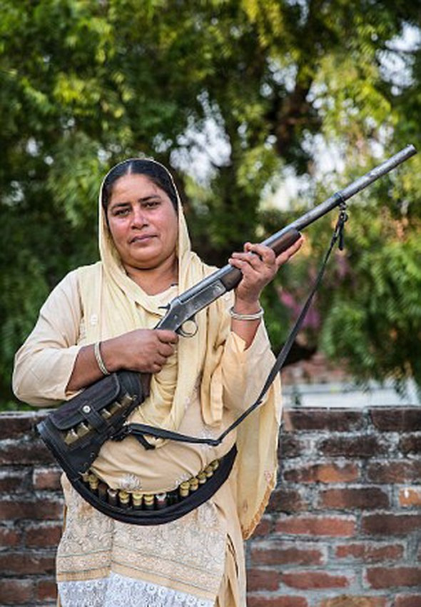 Tüfeğiyle tecavüzcülere engel oluyor kadınların umudu oldu - Resim: 2