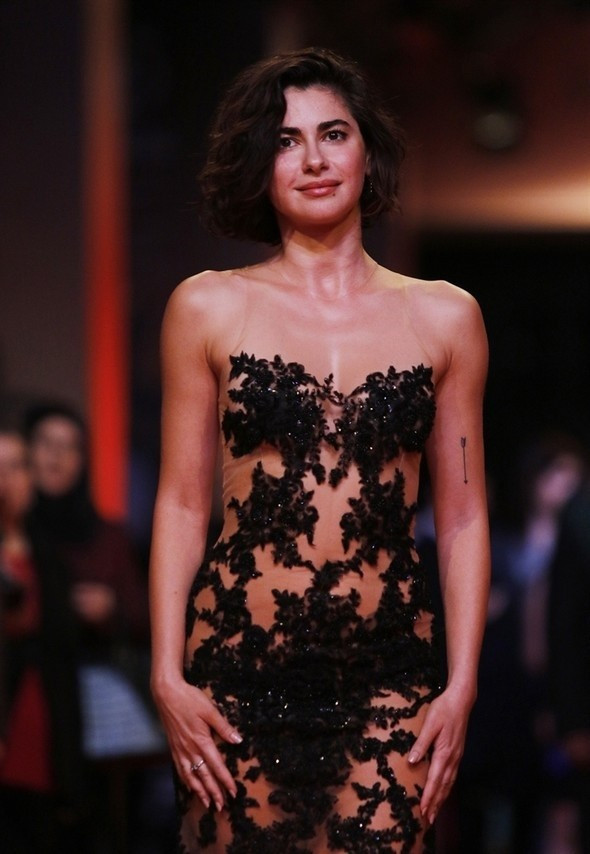 Kıyafeti ile tüm yıldızları geride bıraktı - Resim: 2