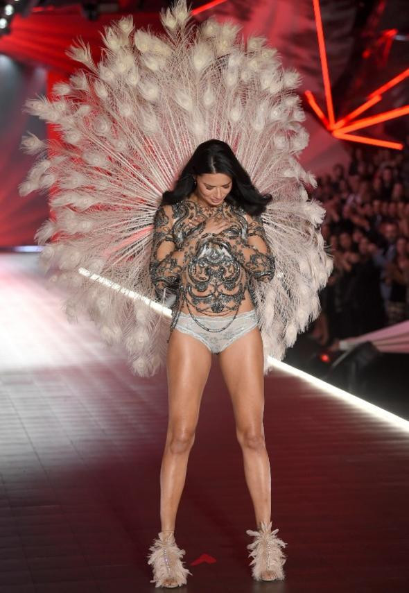 Adriana Lima gözyaşlarıyla veda etti - Resim: 3