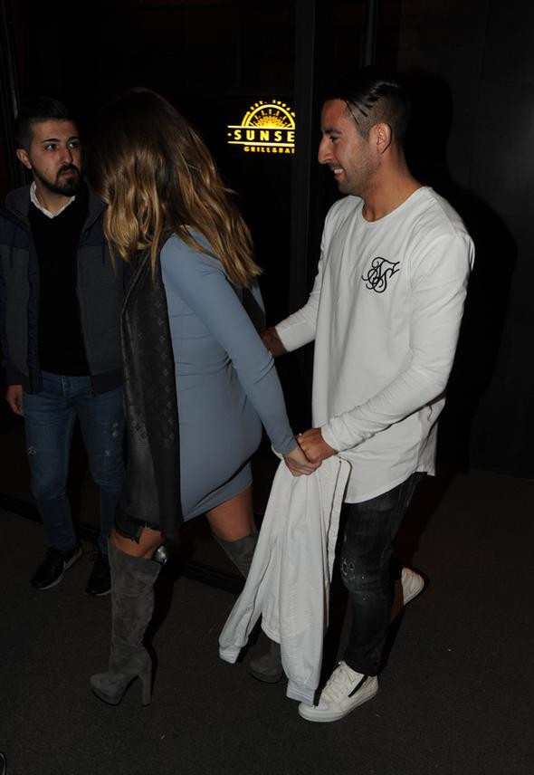 Kimselere aldırmadı! Sokak ortasında öpücüklere boğdu - Resim: 4