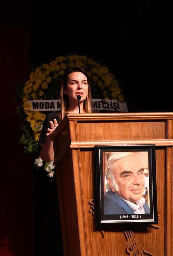 Usta oyuncu Enis Fosforoğlu'na kızı gözyaşlarıyla veda etti - Resim: 2