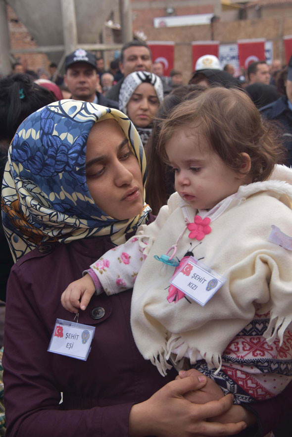 Şehit eşinden yürek yakan sözler! Bak kızım babanın düğününe geldik! - Resim: 3