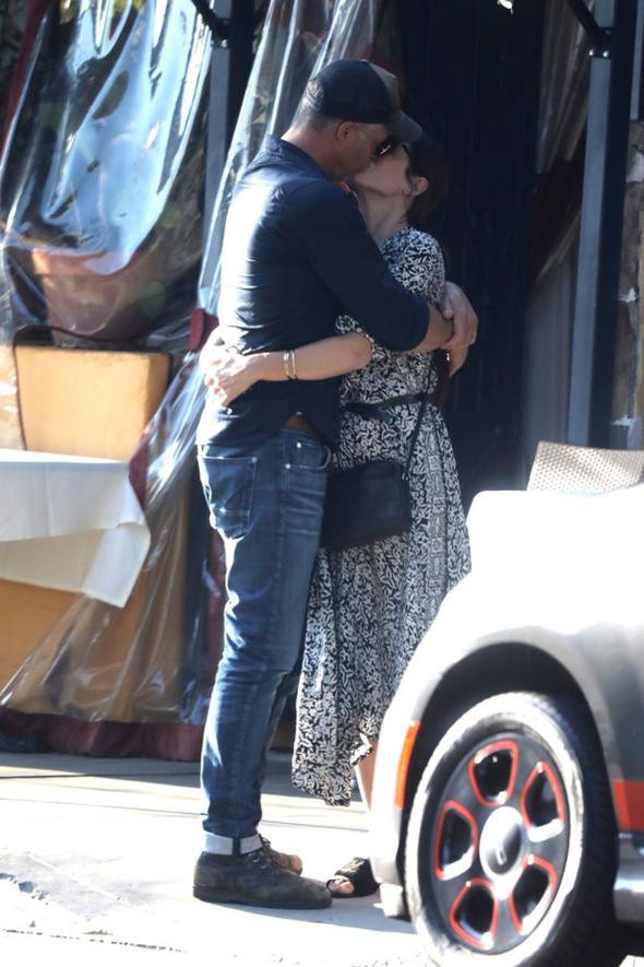 Bakın hangi ünlü Hollywood yıldızı dudaklarını ayıramadı ! - Resim: 2