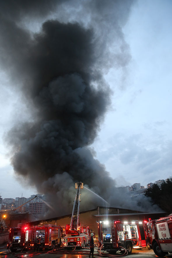 İstanbul'da korkutan yangın! Beyaz eşya deposu... - Resim: 2