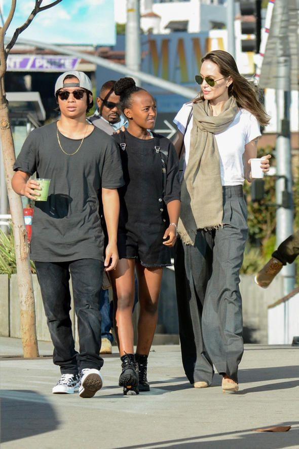 Angelina Jolie çocuklarını zehirliyor Angelina Jolie ile Brad Pitt'in kaç çocuğu var? - Resim: 3