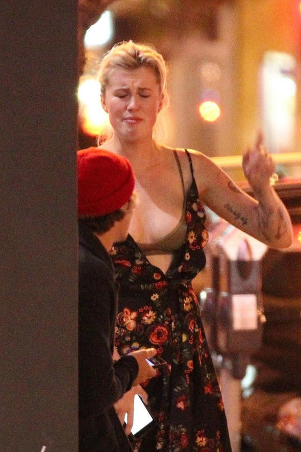 Genç model sokak ortasında kavga etti! Ayakta durmakta zorlandı - Resim: 1