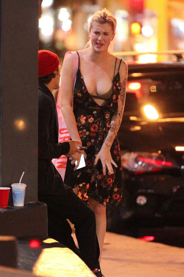 Genç model sokak ortasında kavga etti! Ayakta durmakta zorlandı - Resim: 2