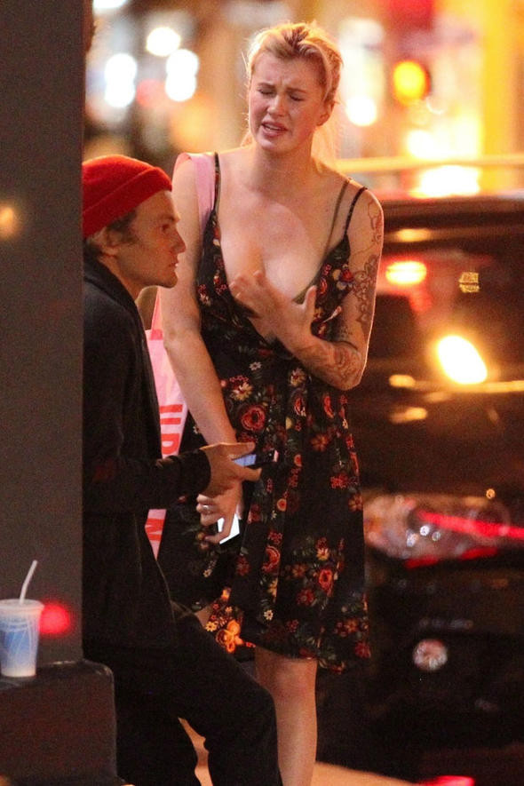 Genç model sokak ortasında kavga etti! Ayakta durmakta zorlandı - Resim: 4