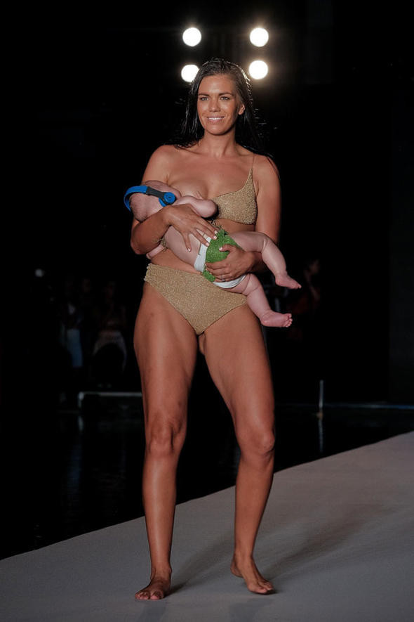 Ünlü model podyuma emzirerek çıktı - Resim: 4