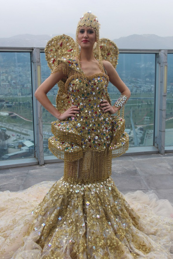 Dünyanın en pahalı gelinliği alıcısını beklıyor - Resim: 4