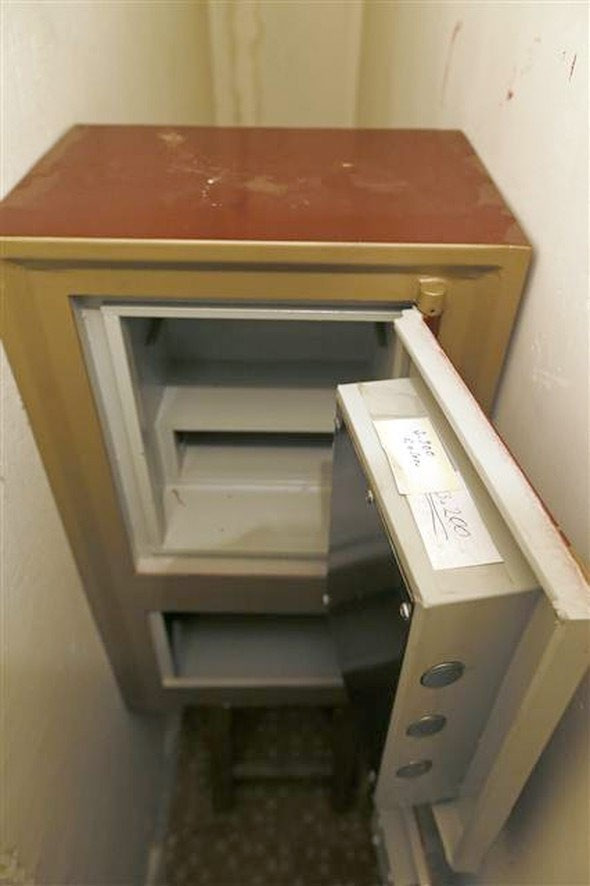 FETÖ okulunda iple açılan gizli odadan bakın neler çıktı! - Resim: 4