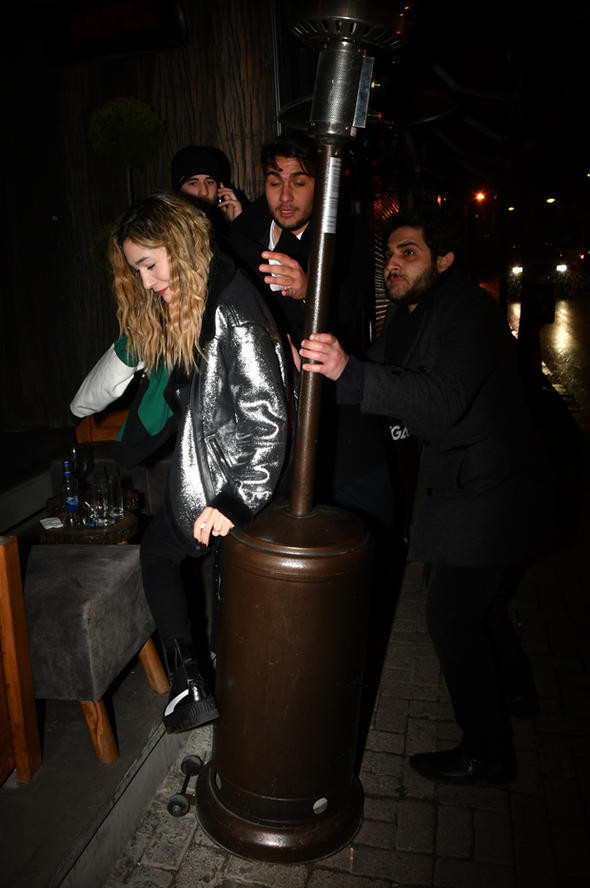 Ünlü oyuncu Survivor’ın eski yarışmacısıyla yakalandı - Resim: 4