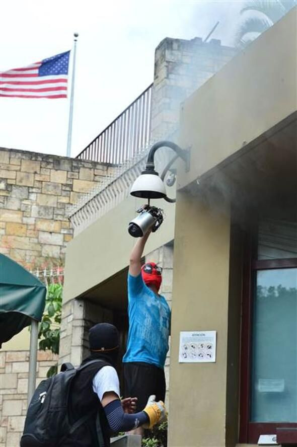 Honduras'ta ABD Büyükelçiliği önünde tehlikeli olaylar - Resim: 3