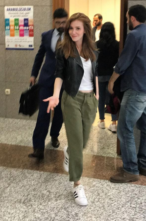 Elçin Sangu adliye koridorlarında... - Resim: 2