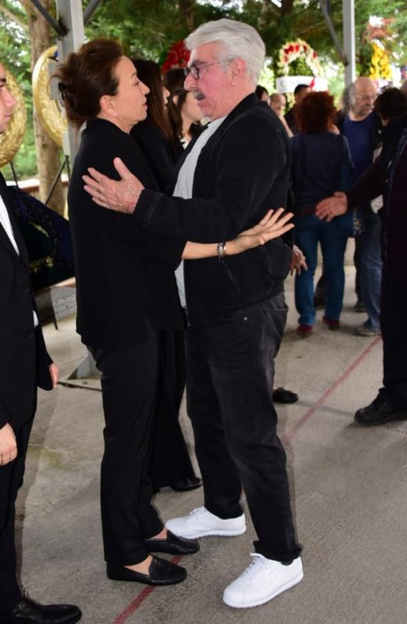 Demet Akbağ'ın acı kaybı! Dostları yalnız bırakmadı - Resim: 2