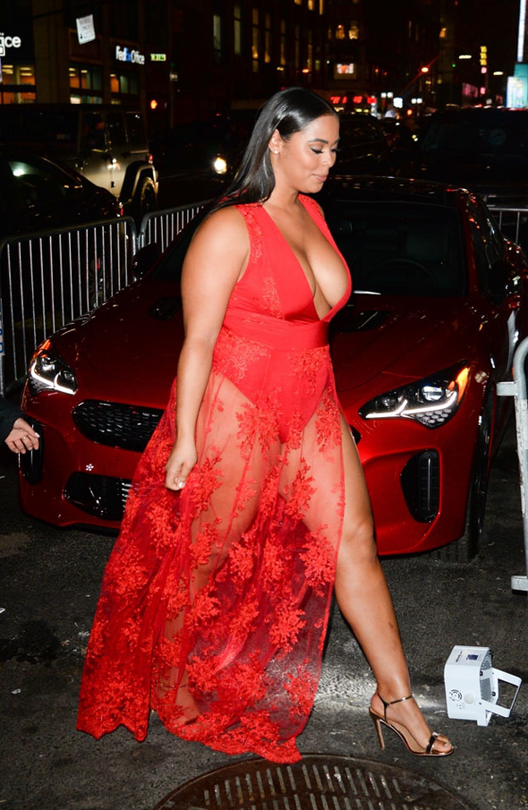 Gözleri şaşı etti! Cesur dekoltesiyle geceye damga vurdu - Resim: 3