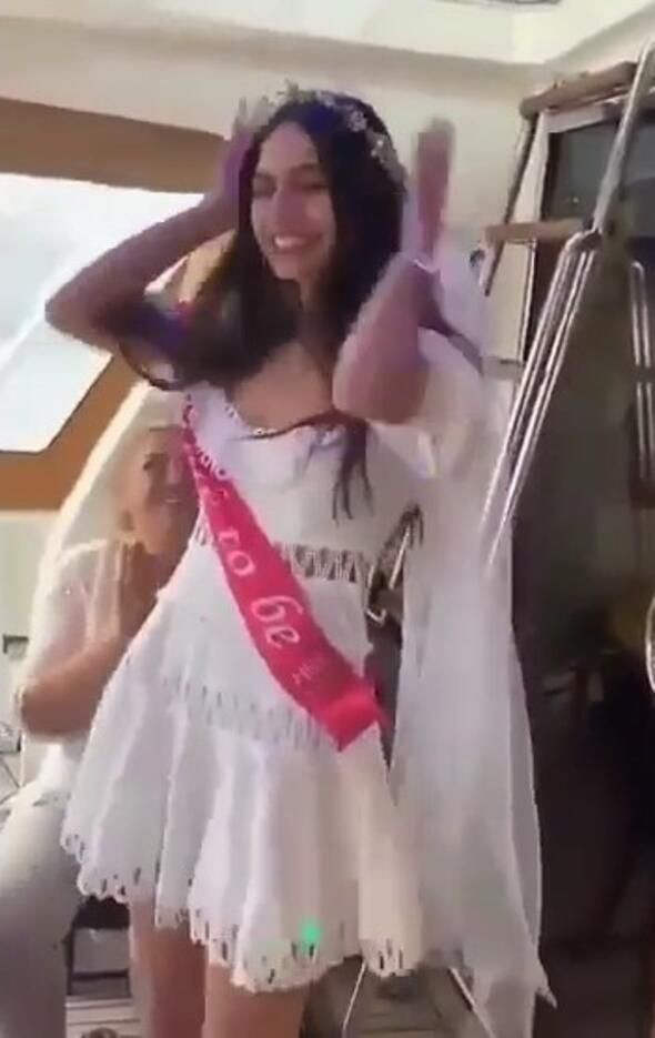 Amine Gülşe ve Mesut Özil dünya evine giriyor! Amine Gülşe'nin olay bekarlığa vedası - Resim: 4